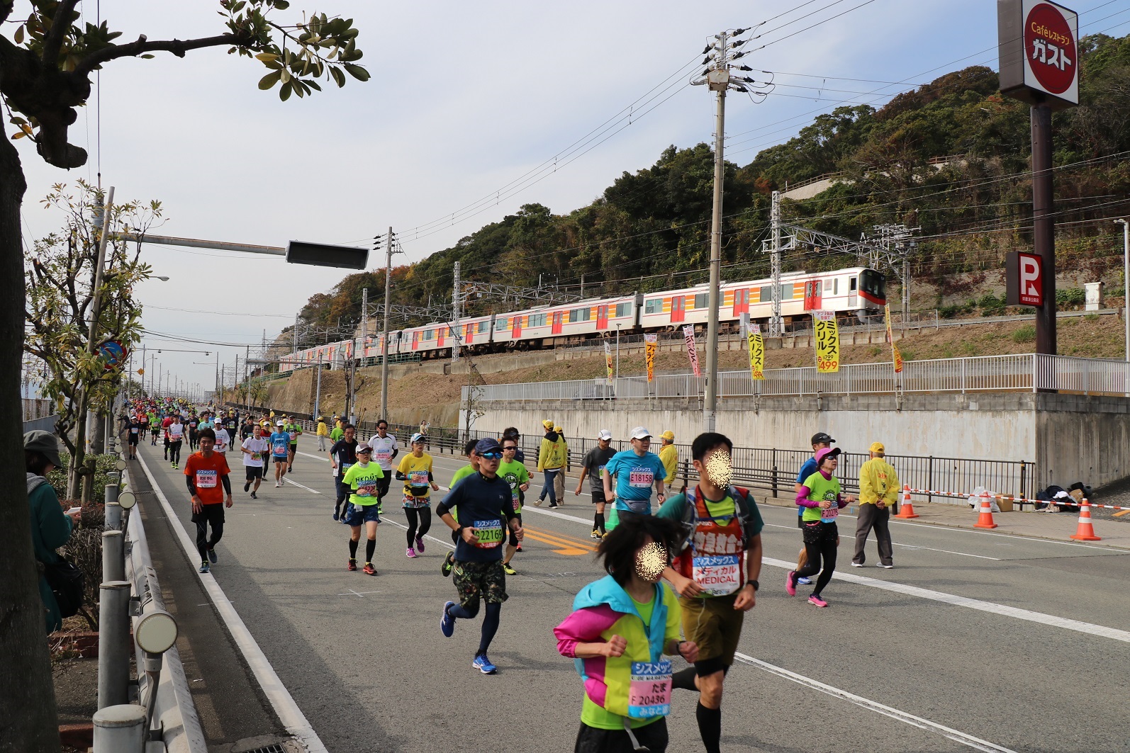 山陽電車とランナーが並走！須磨浦公園駅前で神戸マラソンを応援