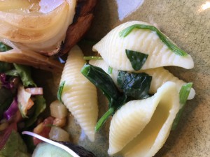 貝殼形義大利麵和油菜花的奶油沙拉