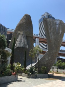 巨大的魚雕像