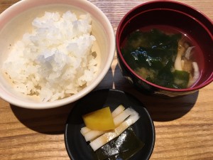 飯、味噌湯、自製米糠醃菜